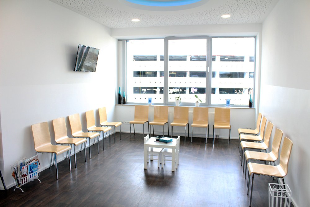 Wartebereich mit türkisfarbenen Akzenten im Turkuaz MVZ
