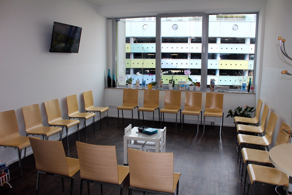 Wartezimmer mit Stühlen